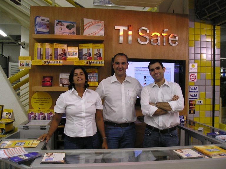 Bianca Smith, Marcelo Branquinho e Thiago Branquinho, sócios da TI Safe na inauguração da primeira loja em 2007 no rio de janeiro