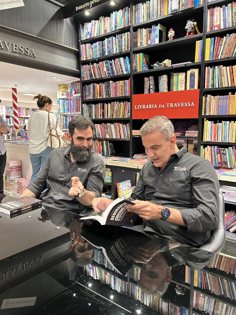 Marcelo Branquinho e Thiago Branquinho em noite de autógrafos